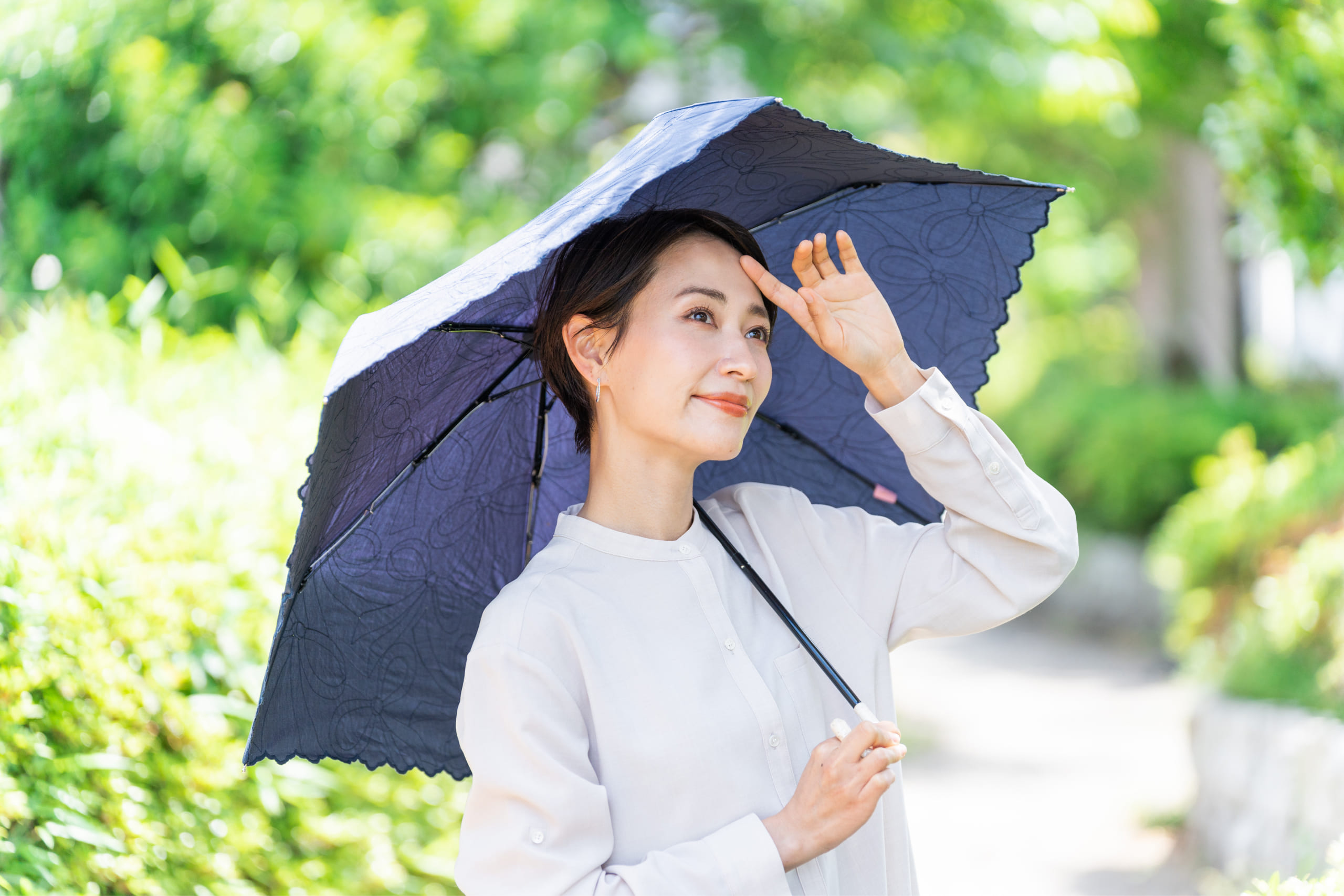 日傘をさす女性(AdobeStock_504311226)