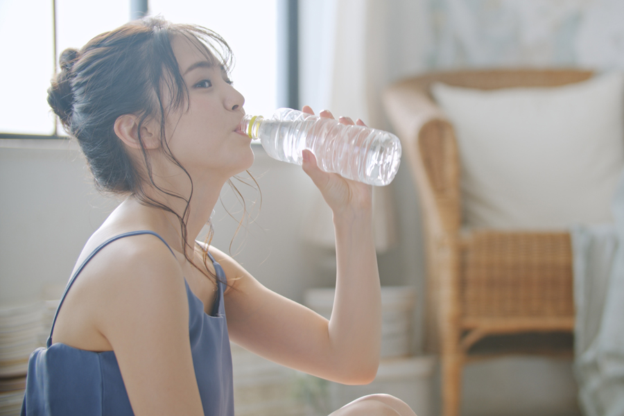 お肌のためには1日に水分はどれくらい必要？