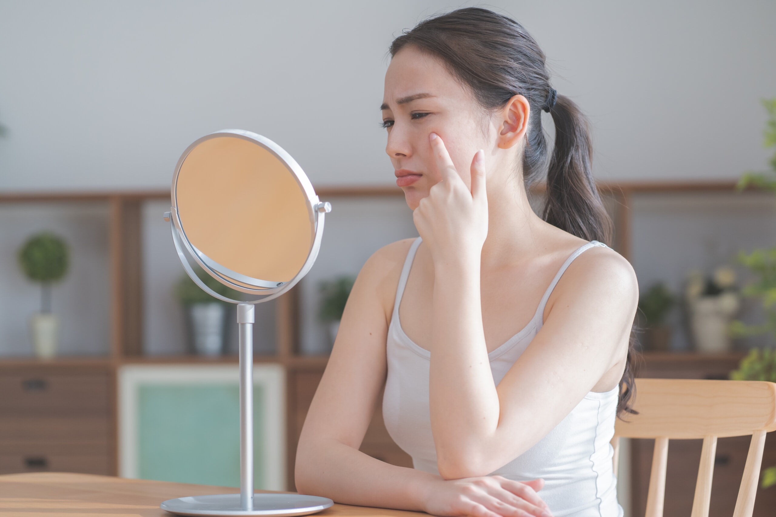 ハリ不足に悩む女性