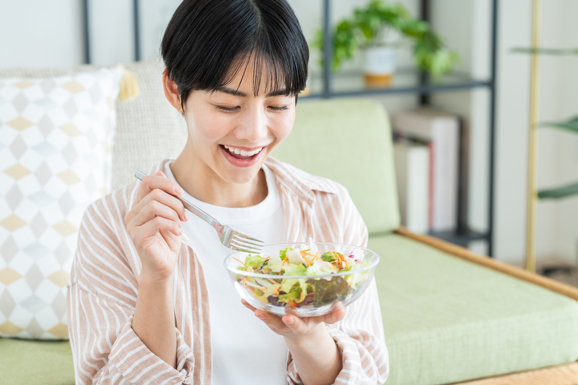 サラダを食べる女性