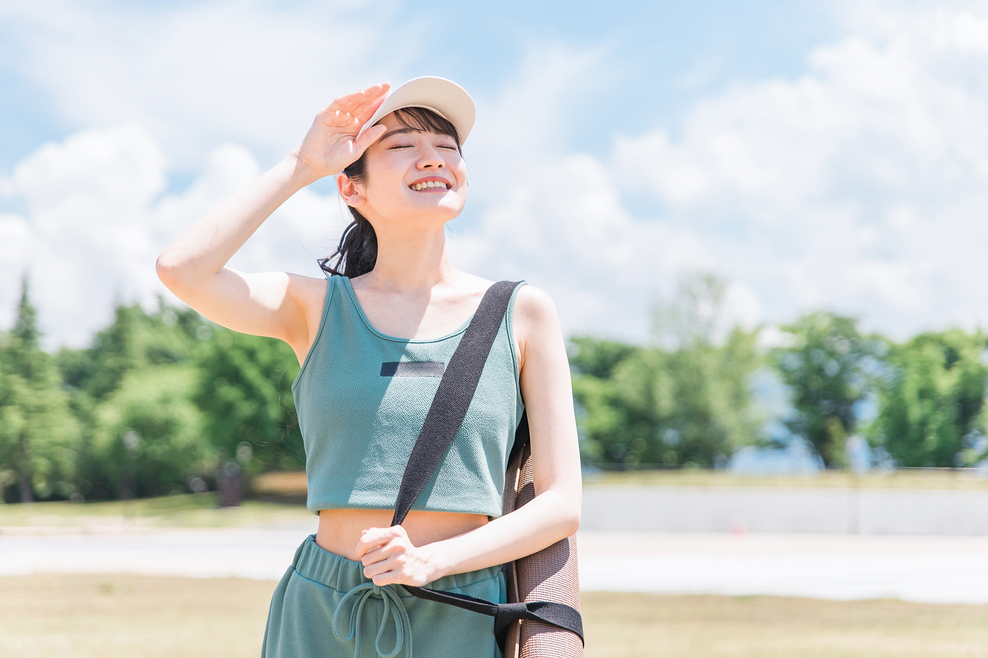 陽にあたる爽やかな女性