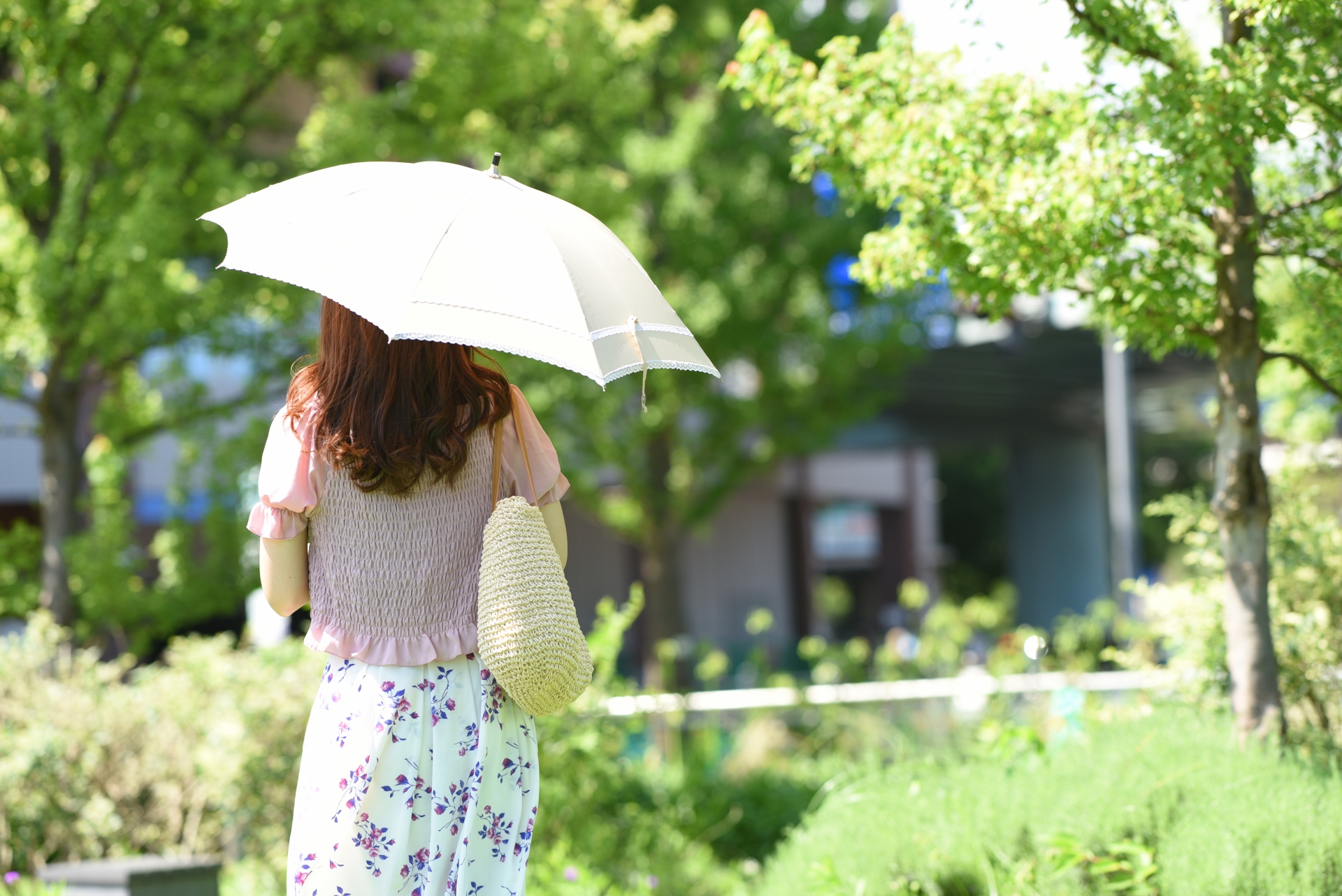 日傘を差す女性