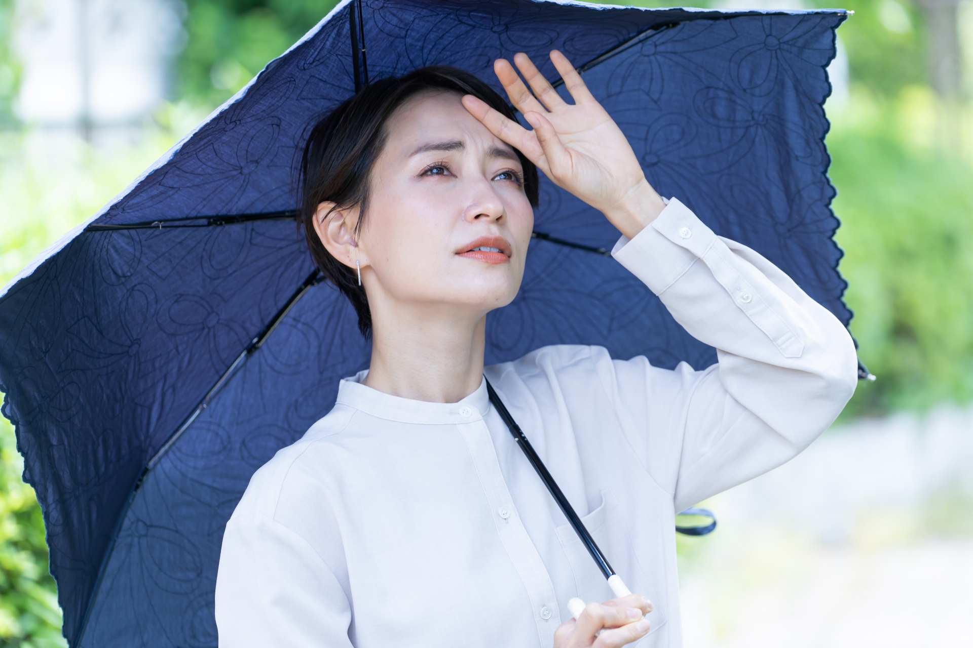 日傘を差して紫外線を気にする女性