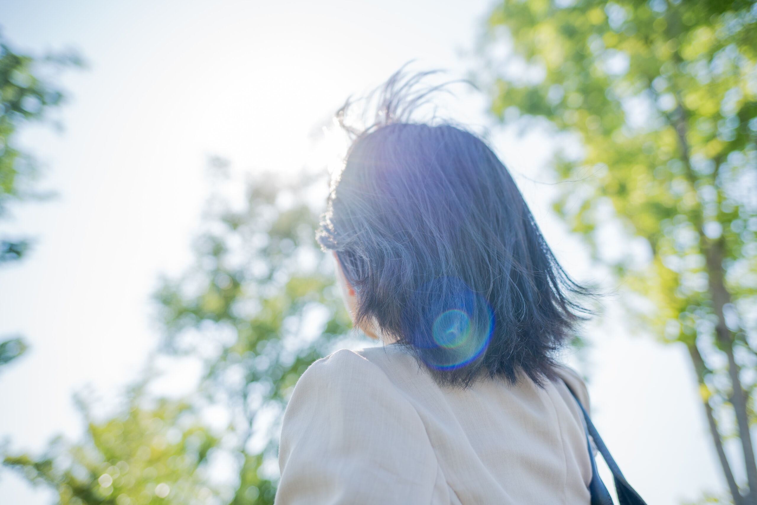 日差しに向き合う女性