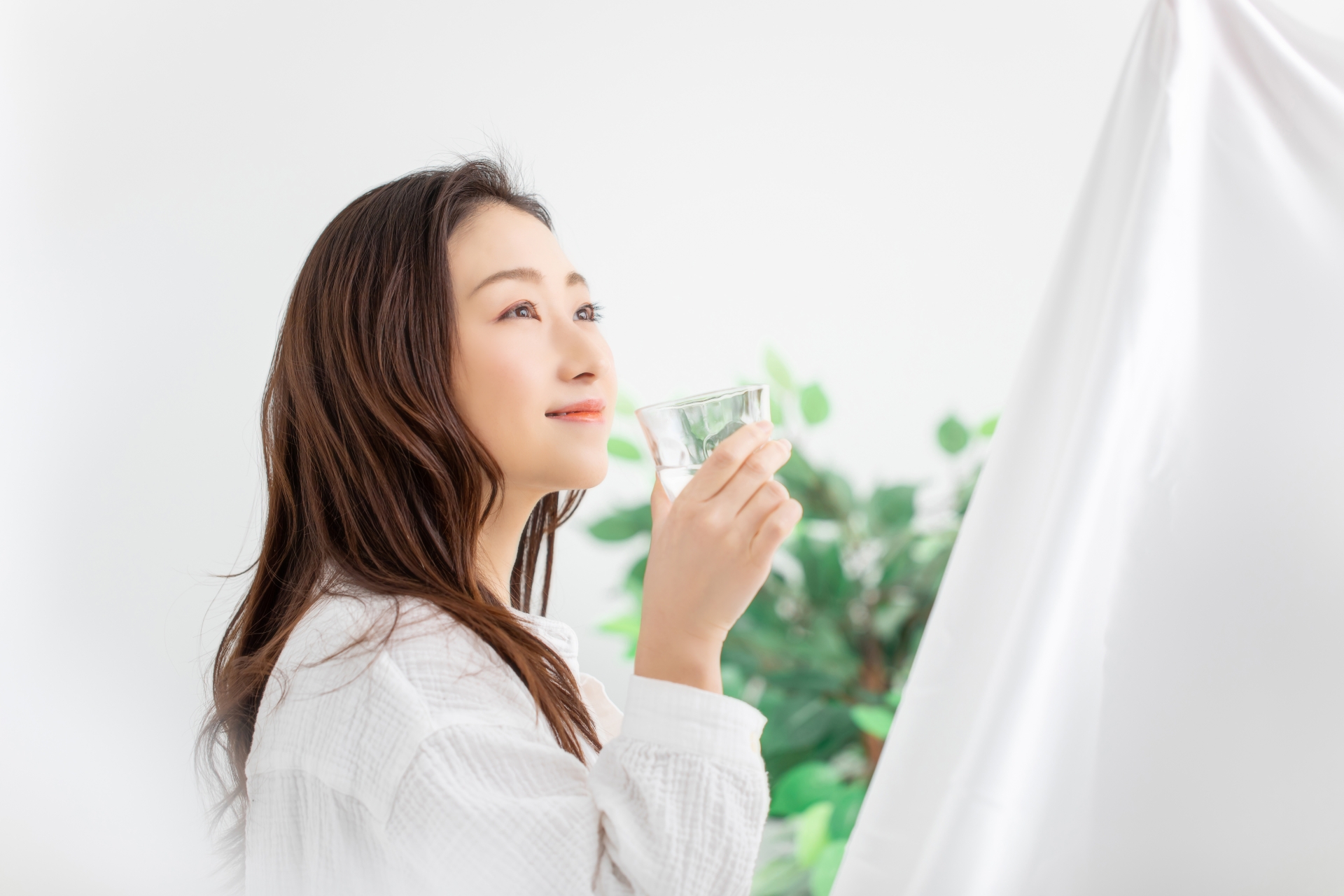 水を飲む女性