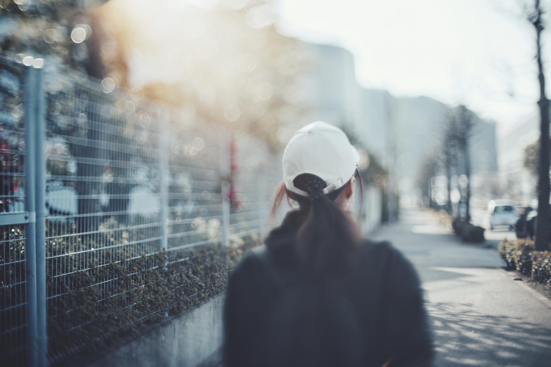 歩道を歩く女性